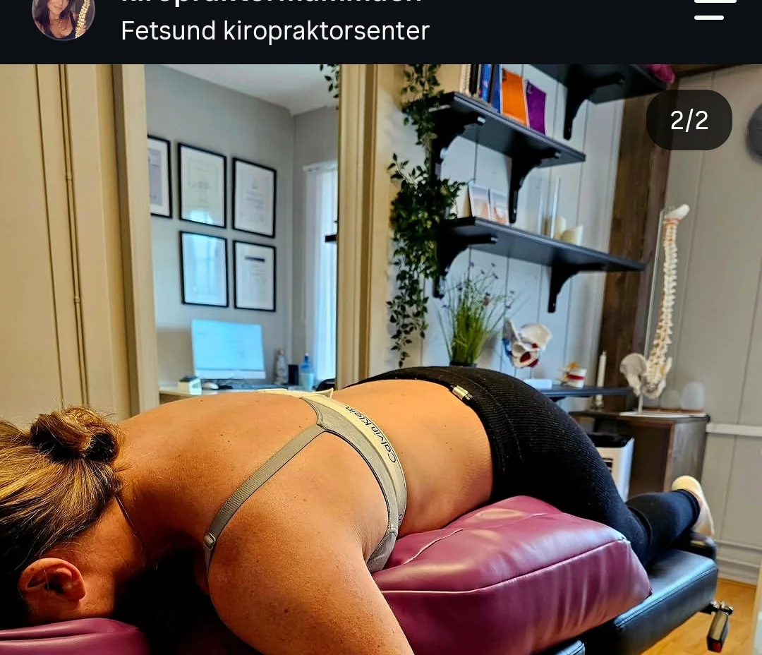 Gravid pasient som ligger avslappet på magen på en spesialpute med plass til magen