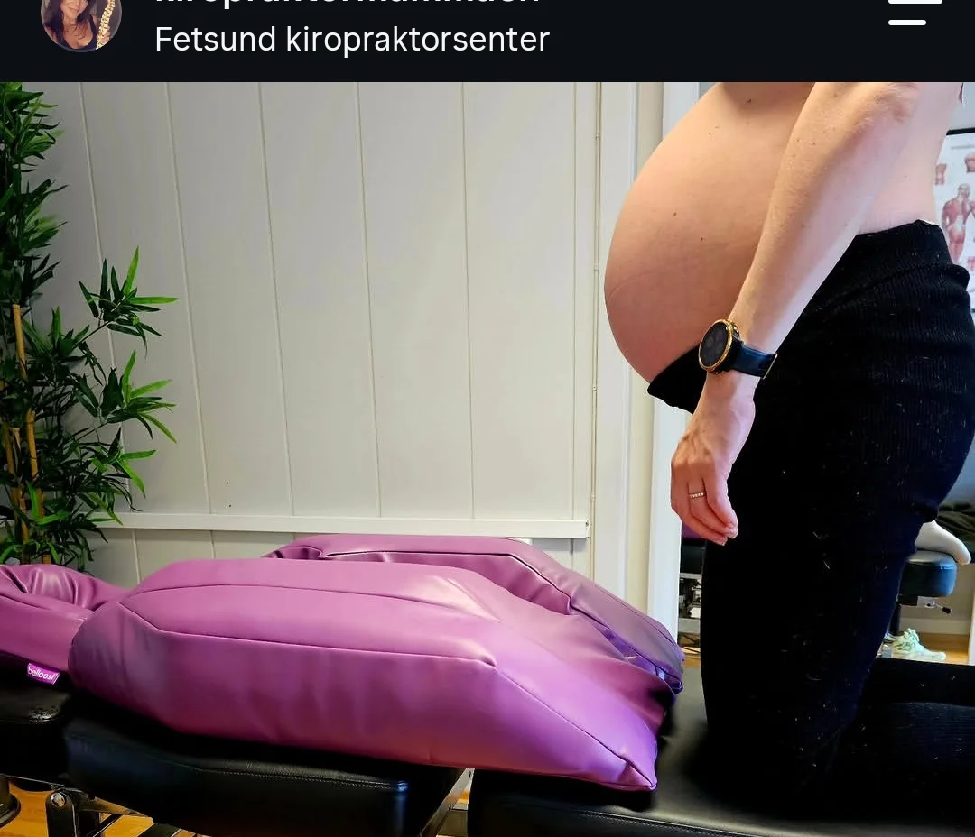 Gravid pasient ved behandlingsbenken med en egen gravidpute som gir plass til magen