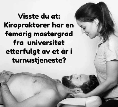 Sara Nordanger behandler nakken til en pasient. Tekst: Kiropraktorer har en femårig mastergrad fra universitet etterfulgt av et år i turnustjeneste